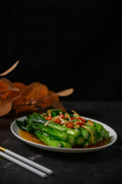 桌面上的盘子里的美味可口的水煮菜心