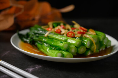 桌面上的盘子里的美味可口的水煮菜心
