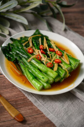 桌面上的盘子里的美味可口的水煮菜心