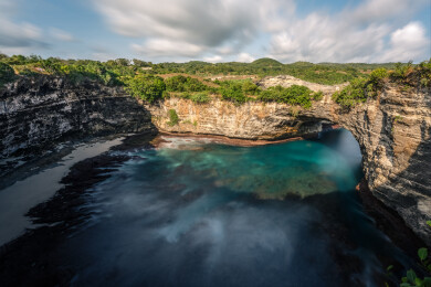 巴厘岛佩尼达破碎沙滩海边洞穴