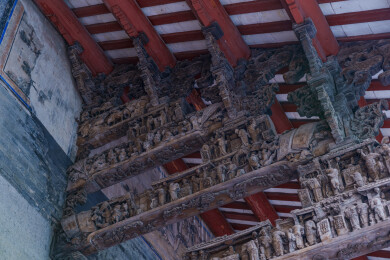 南宁粤东会馆传统中式古建筑木雕与屋檐壁画