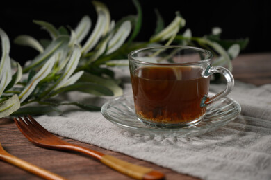 桌面上的杯子里的甘甜可口的五花茶