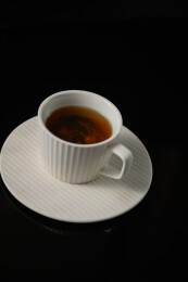 桌面上的杯子里的甘甜可口的五花茶