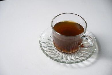 桌面上的杯子里的甘甜可口的五花茶