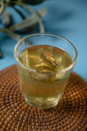 桌面上的杯子里的甘甜可口的金花葵茶