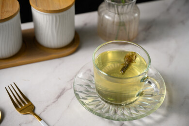 桌面上的杯子里的甘甜可口的金花葵茶