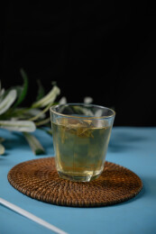 桌面上的杯子里的甘甜可口的金花葵茶