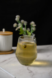 桌面上的杯子里的甘甜可口的金花葵茶