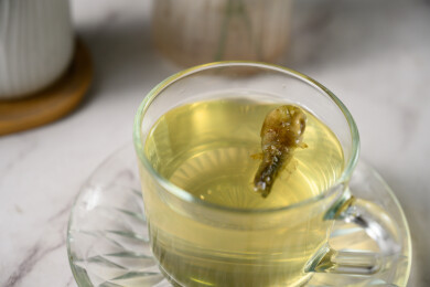 桌面上的杯子里的甘甜可口的金花葵茶