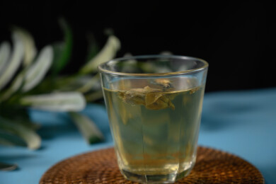 桌面上的杯子里的甘甜可口的金花葵茶