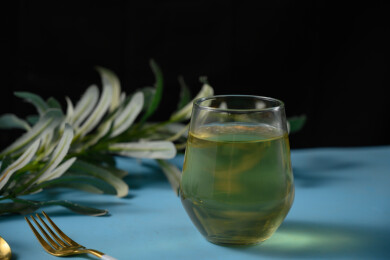 桌面上的杯子里的甘甜可口的金花葵茶