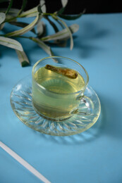 桌面上的杯子里的甘甜可口的金花葵茶