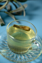 桌面上的杯子里的甘甜可口的金花葵茶