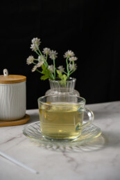 桌面上的杯子里的甘甜可口的金花葵茶
