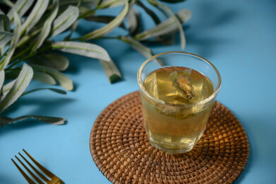 桌面上的杯子里的甘甜可口的金花葵茶