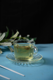 桌面上的杯子里的甘甜可口的金花葵茶