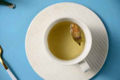 桌面上的杯子里的甘甜可口的金花葵茶