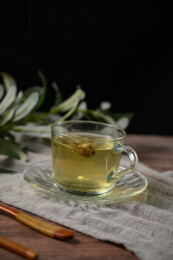 桌面上的杯子里的甘甜可口的金花葵茶