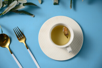 桌面上的杯子里的甘甜可口的金花葵茶