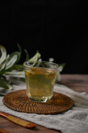 桌面上的杯子里的甘甜可口的金花葵茶
