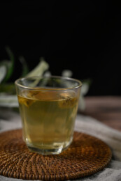桌面上的杯子里的甘甜可口的金花葵茶