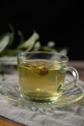 桌面上的杯子里的甘甜可口的金花葵茶