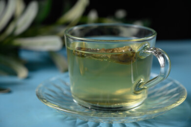 桌面上的杯子里的甘甜可口的金花葵茶