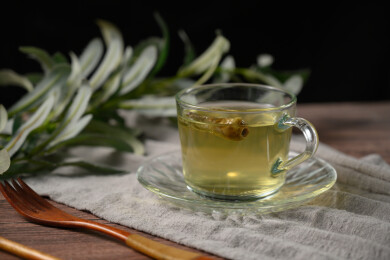 桌面上的杯子里的甘甜可口的金花葵茶