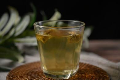 桌面上的杯子里的甘甜可口的金花葵茶