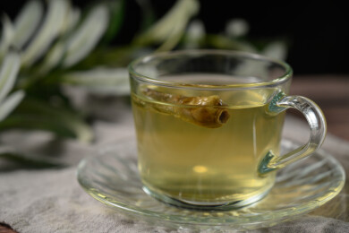 桌面上的杯子里的甘甜可口的金花葵茶