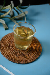 桌面上的杯子里的甘甜可口的金花葵茶