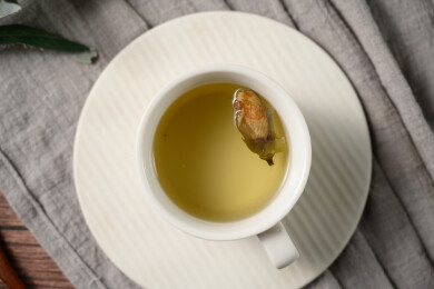 桌面上的杯子里的甘甜可口的金花葵茶