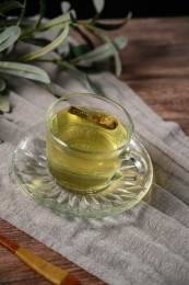 桌面上的杯子里的甘甜可口的金花葵茶