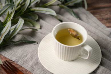 桌面上的杯子里的甘甜可口的金花葵茶