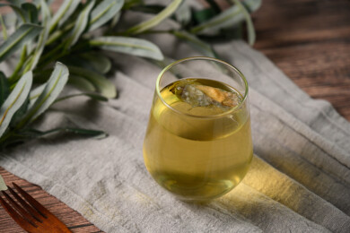 桌面上的杯子里的甘甜可口的金花葵茶