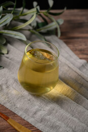 桌面上的杯子里的甘甜可口的金花葵茶