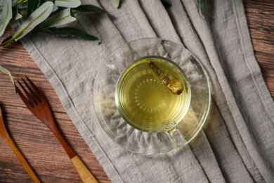 桌面上的杯子里的甘甜可口的金花葵茶