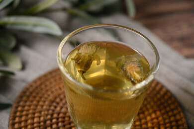 桌面上的杯子里的甘甜可口的金花葵茶
