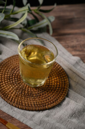 桌面上的杯子里的甘甜可口的金花葵茶