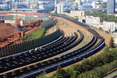 山东省日照市：雨过天晴的港口繁忙有序