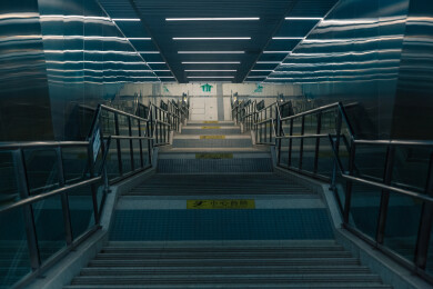通往地下地铁站的入口