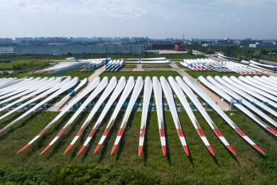 航拍堆放的风机叶片