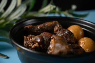 桌面上的盘子里的美味可口的猪脚姜醋