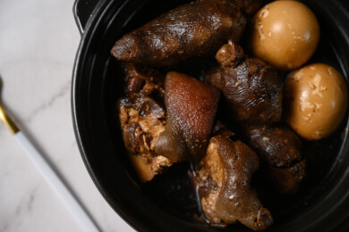 桌面上的盘子里的美味可口的猪脚姜醋