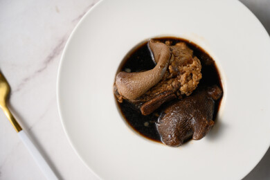 桌面上的盘子里的美味可口的猪脚姜醋