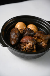 桌面上的盘子里的美味可口的猪脚姜醋