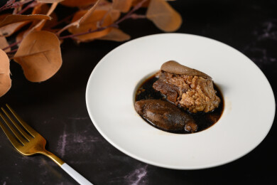 桌面上的盘子里的美味可口的猪脚姜醋