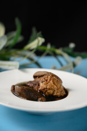 桌面上的盘子里的美味可口的猪脚姜醋