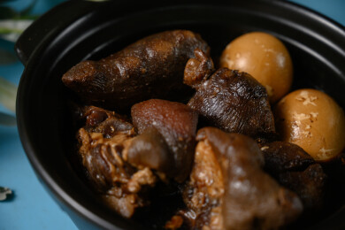 桌面上的盘子里的美味可口的猪脚姜醋