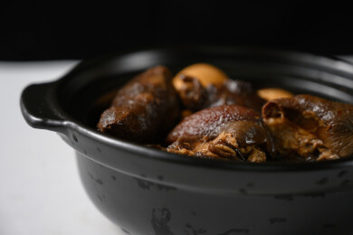 桌面上的盘子里的美味可口的猪脚姜醋